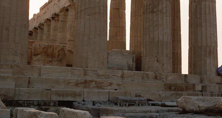 Los griegos usaban herramientas parecidas a cinceles para tallar diseños en las columnas.
