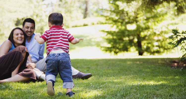 Una actividad en grupo puede ser la forma adecuada de presentar a tu novio con tu hijo.