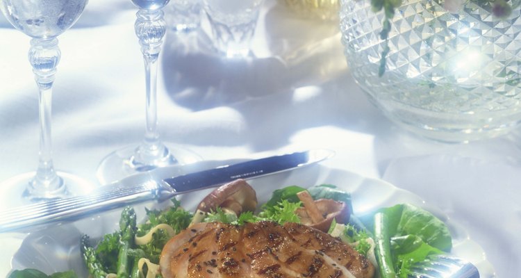 Hay muchas maneras sabrosas de preparar el pollo para las ensaladas.