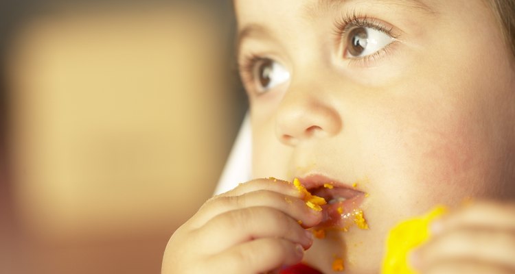 Comer con los dedos es atractivo para los niños pequeños.