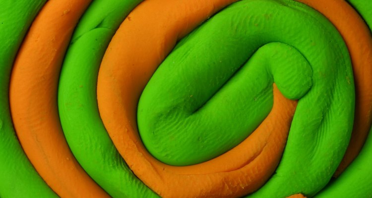 As argilas para modelagem são fabricadas em várias cores, inclusive florescente