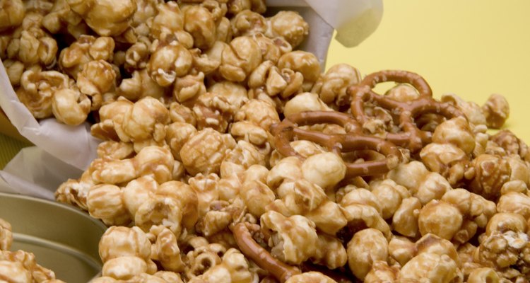 Haz de la receta de palomitas de maíz acarameladas un proyecto familiar.