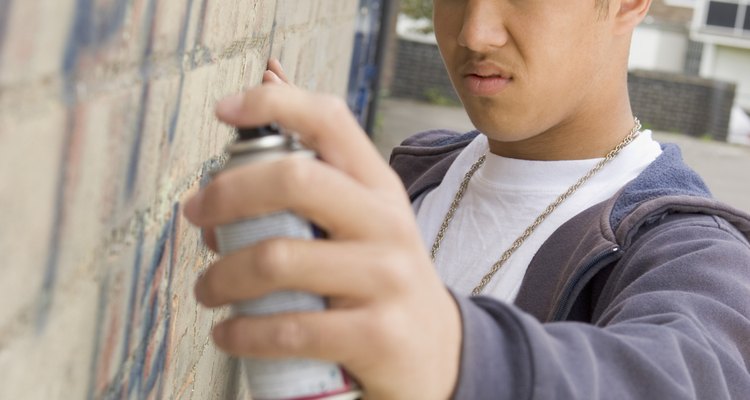 Los miembros de pandillas a menudo usan el grafiti para reclamar la lucha interna por el poder o hacer anuncios o amenazas a bandas rivales.
