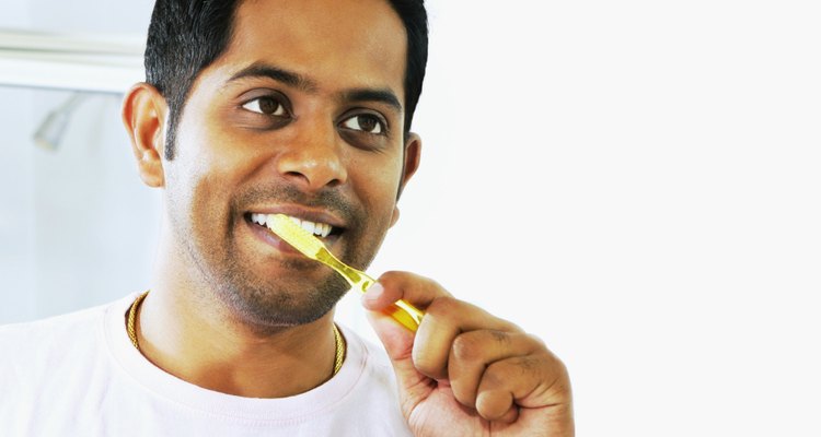 El polvo de carbón es uno de los mejores productos para cepillarse los dientes.