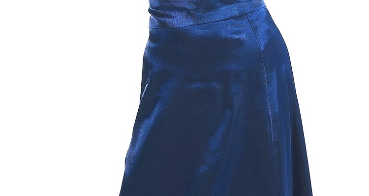 Siempre es una buena opción tener un vestido azul en tu guardarropa.