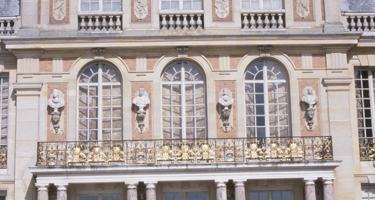 O Palácio de Versalhes exemplifica a arquitetura barroca francesa