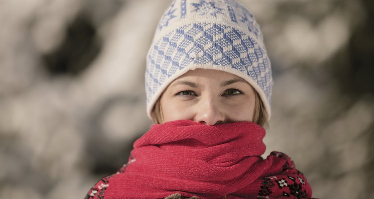 Acomoda tu bufanda alrededor del cuello y úsala para protegerte del aire frio en la boca.