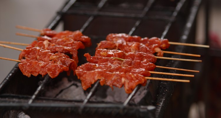 En el estilo Rodizio, las carnes suelen ser llevadas a la mesa en palillos