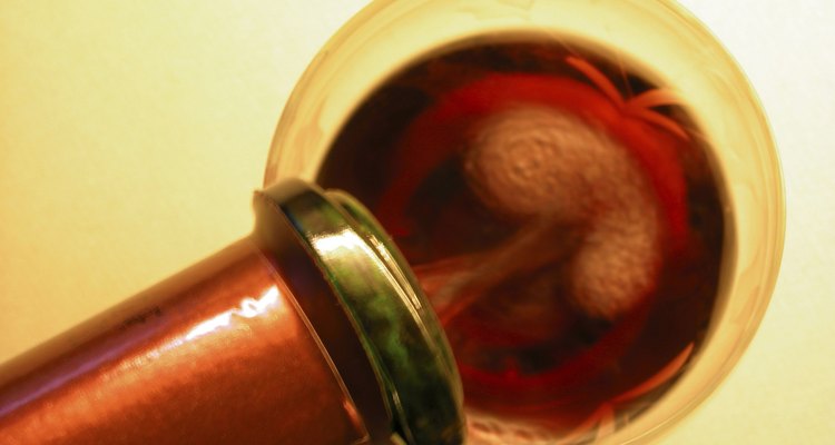 El color vino se aproxima al tinte del vino rojo.