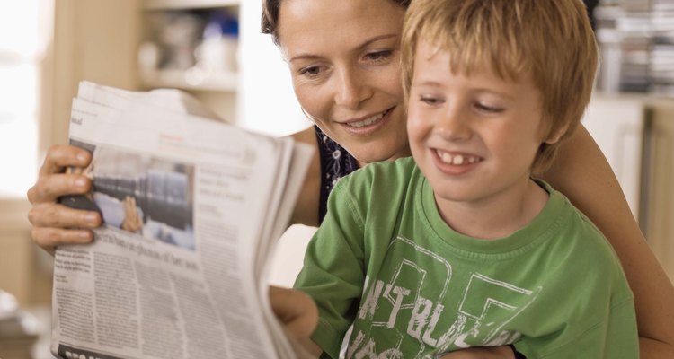 Madre e hijo leyendo el periódico.