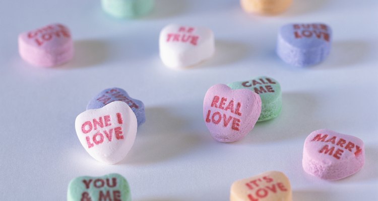 Compra varias bolsas de dulces en forma de corazones.
