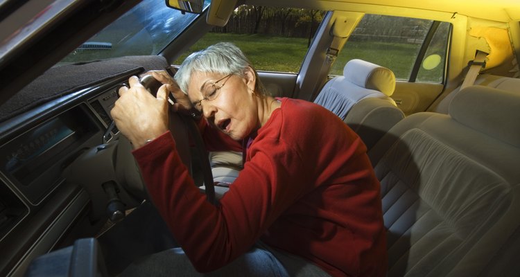 Muchos estados están empezando a expedir licencias restringidas para personas mayores que conducen.