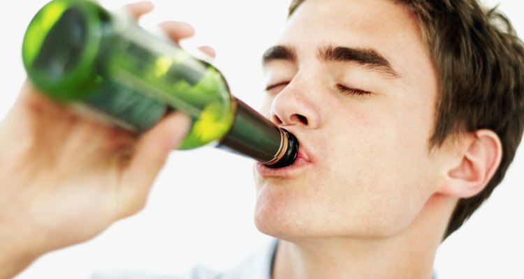 El consumo excesivo de alcohol por menores de edad puede causar daños cerebrales, obesidad, pérdida de memoria y deterioro cerebral, según EmpoweringParents.com.