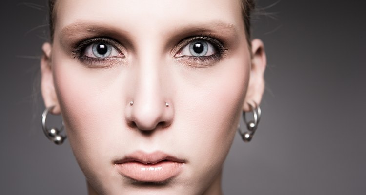 Los piercings faciales de metal son comunes entre los adolescentes y adultos jóvenes.