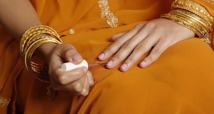 Pule las uñas suavemente con una lima de cartón.