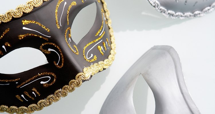 Use tinta e glitter para decorar sua máscara