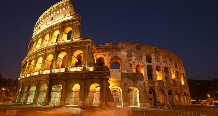 El Coliseo Romano en la noche.