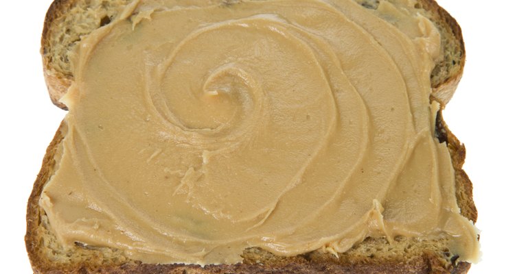 La mantequilla de maní aporta proteínas y tiene buen sabor.