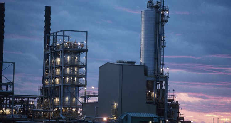 Uma fábrica de refinaria de petróleo