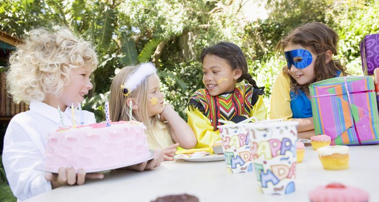 Niños en una fiesta de disfraces.