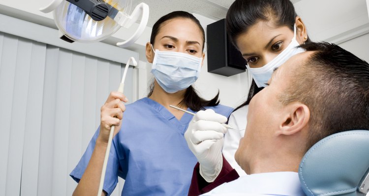 Após uma cirurgia dental, as gengivas podem ficar inflamadas e irritadas