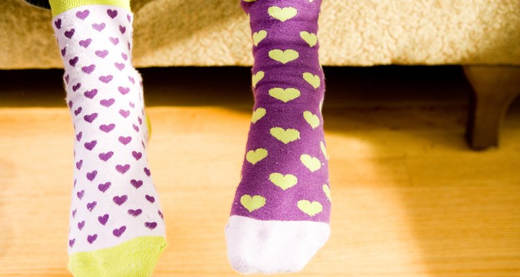 Los calcetines que permiten la circulación del aire pueden ayudar a calmar el problema de los niños de los pies olorosos.