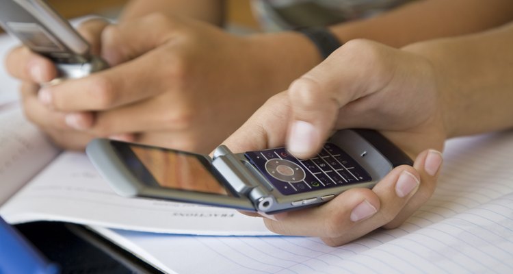El teléfono celular adecuado depende en parte de la edad de tu hijo.