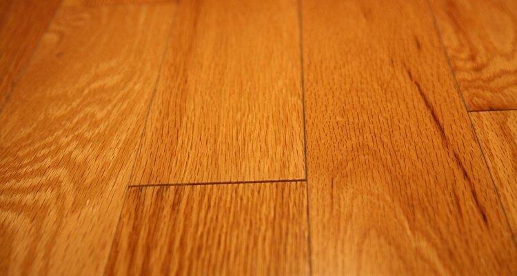 Los pisos de madera pueden estar hechos de cedro o de arce, y se tiñen para lograr el acabado ideal.