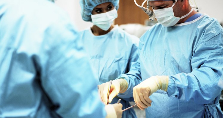 Las enfermeras registradas que ayudan a los cirujanos deben tener una oportunidad de carrera promisoria.