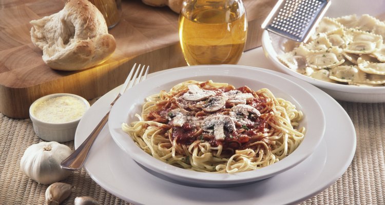 Reemplaza tu típica cena de espaguetis con pasta de mantequilla de ajo rápida y fácil.