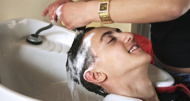 Aquí te mostramos cómo diseñar el cabello de un varón.