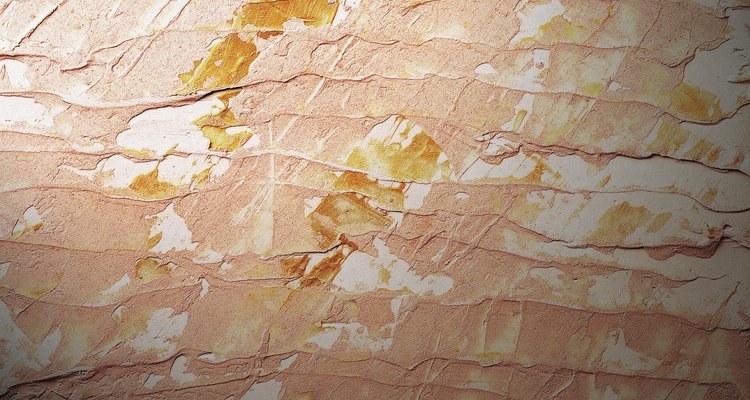 Aprenda a remover tinta do azulejo de sua casa