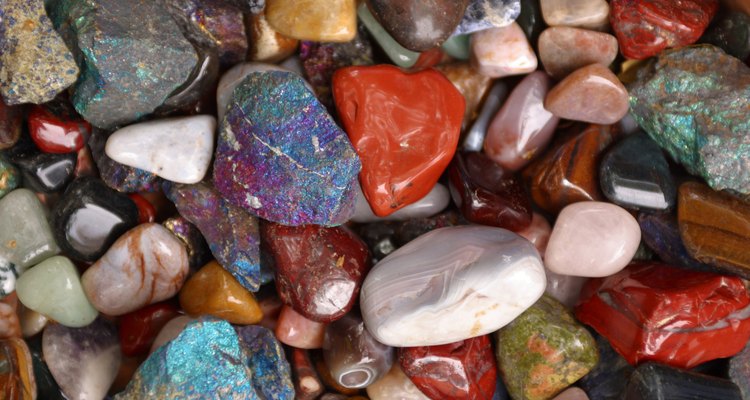 Tinja suas pedras e rochas para usar em projetos de artesanato colorido