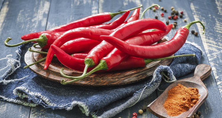 Si cultivas chiles dentro de casa, puedes arrancarlos de la planta y adicionar este rico y delicado sabor a tu comida.