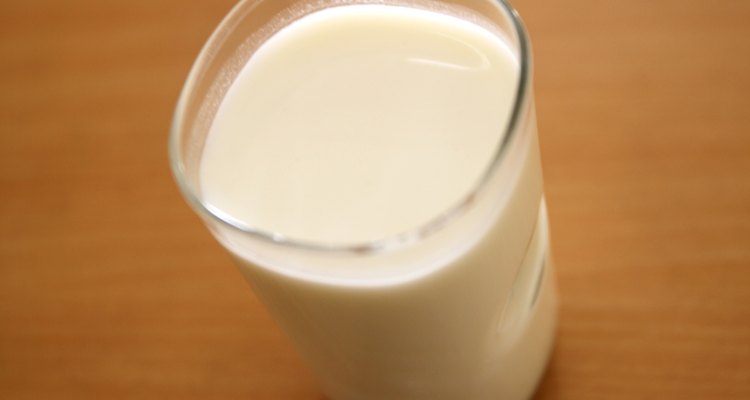 Aprenda a extrair a proteína caseína do leite em casa