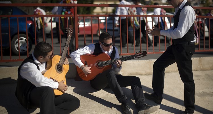 Homens tocando violão flamenco na Espanha