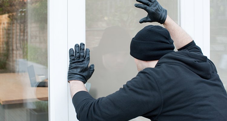 Los ladrones e intrusos miran a través de tus ventanas para determinar si vas a ser su próximo objetivo, y muchas veces usan esas ventanas como punto de entrada a tu casa.