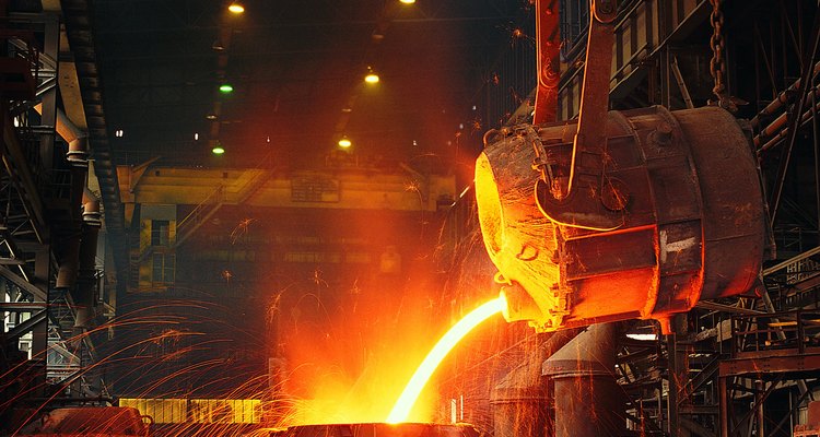 Antes de que los productos de acero se vendan en el mercado, el acero primero debe ser transformado en piezas más funcionales.