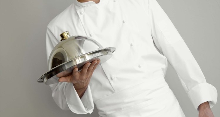 Los cocineros utilizan un vocabulario profesional y adecuado para comunicar técnicas culinarias específicas.