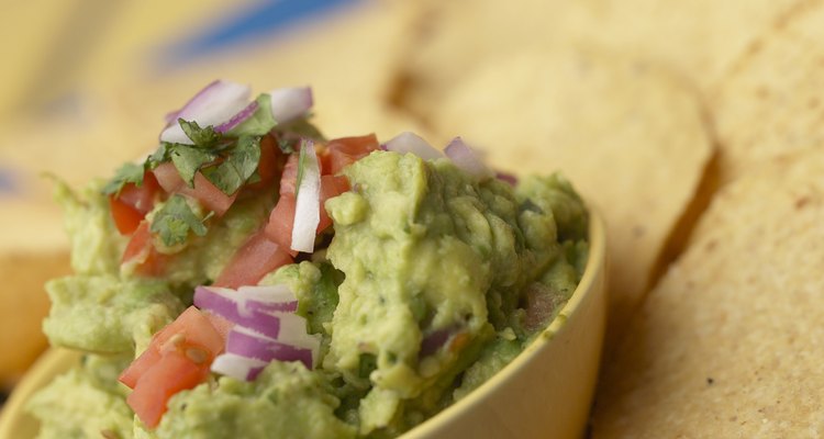 Use abacates manchados ou danificados para fazer guacamole