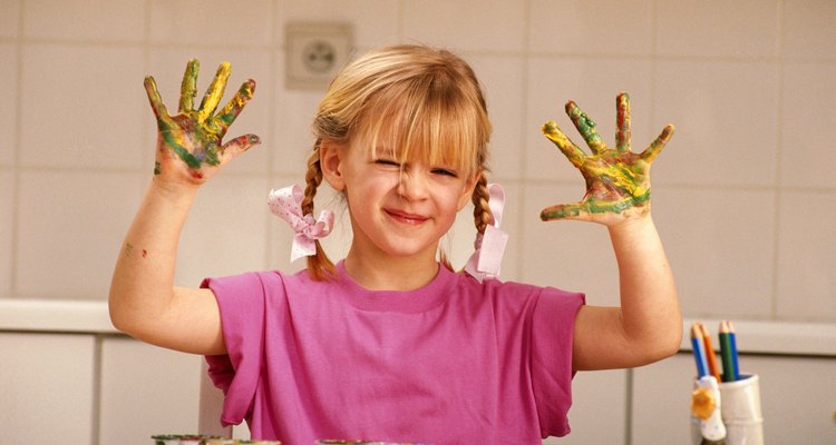 Pintar con los dedos con pintura perfumadas añade un componente táctil para una experiencia sensorial aumentada.
