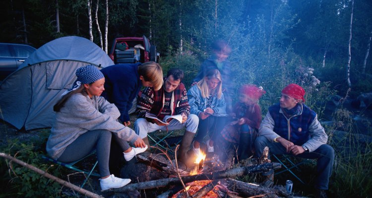 Atrévete a dejar las comodidades en casa y sumérjete en la naturaleza acampando en el bosque.