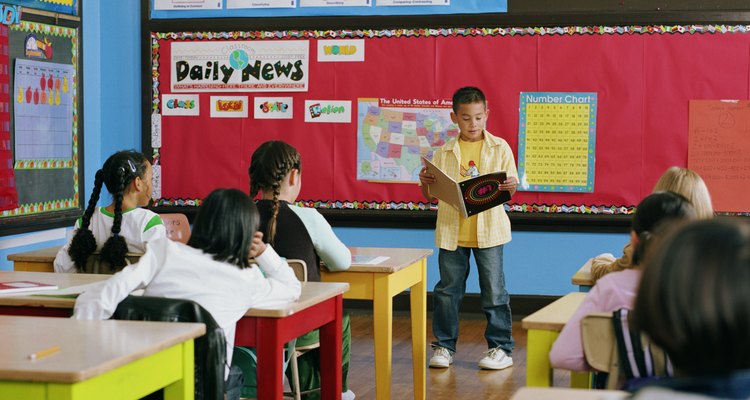 La mayoría de los distritos escolares comienzan el proceso de adaptación curricular mediante la formación de un equipo de plan de estudios.