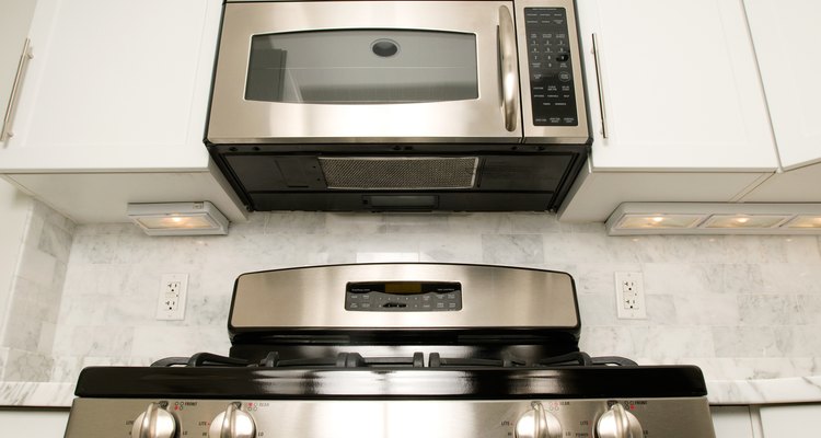 Muchos microondas modernos están montados sobre la cocina.
