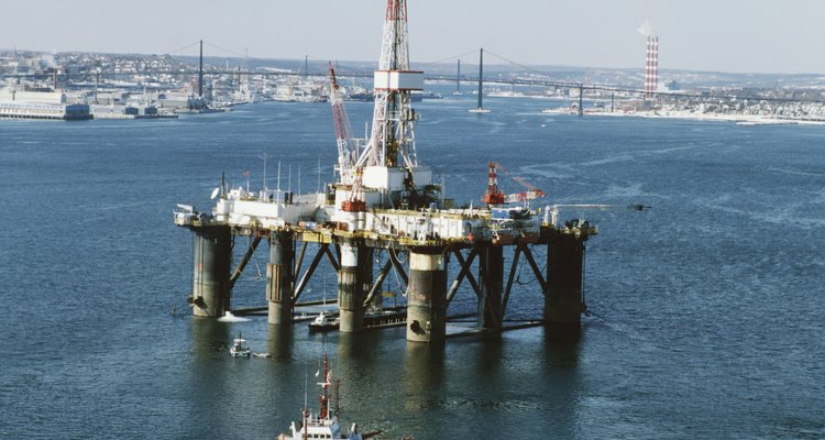 La extracción de petróleo en alta mar tiene muchas formas dependiendo de dónde se construyan las plataformas.