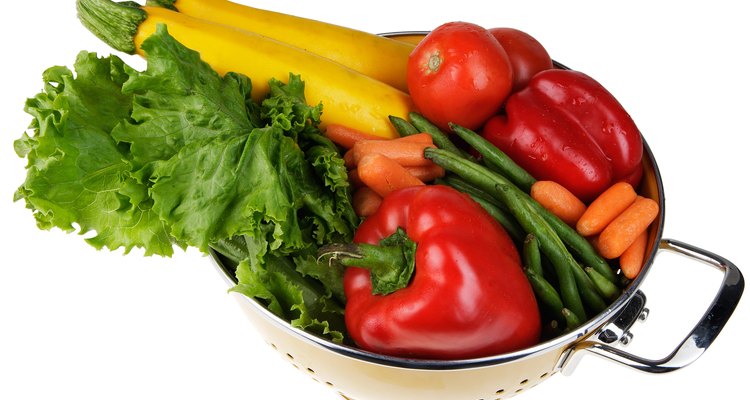 Algunos de los alimentos producidos por las plantas incluyen verduras, frutas y granos.