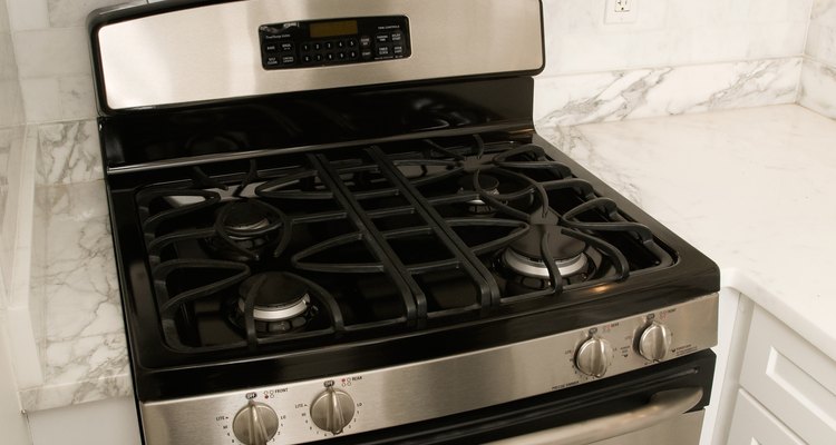 Un horno microondas colocado sobre la estufa funciona como ventilación y como un segundo horno.