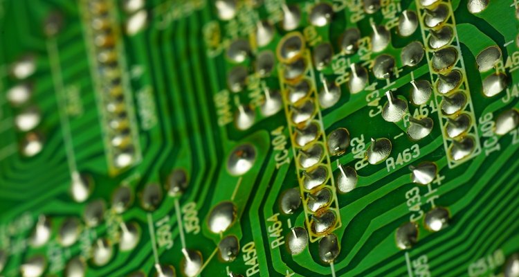 A memória RAM é feita de chips soldados em placas PCI, que possuem contatos para serem ligadas a um "slot" da placa-mãe