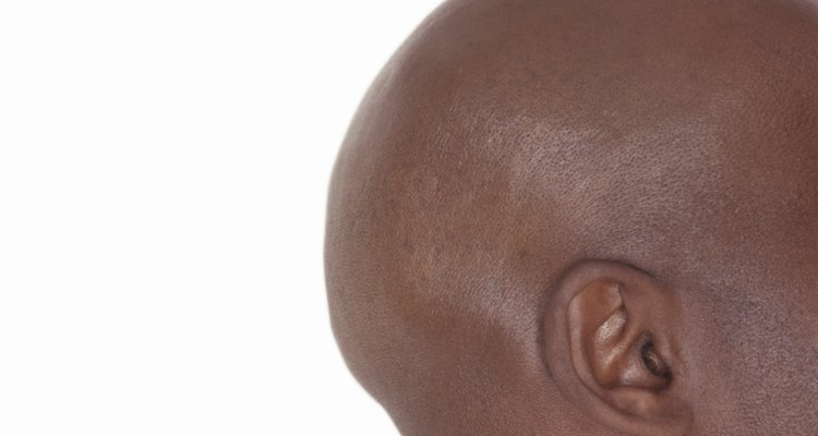 Imagem mostrando a proeminência óssea atrás da orelha (processo mastoide)