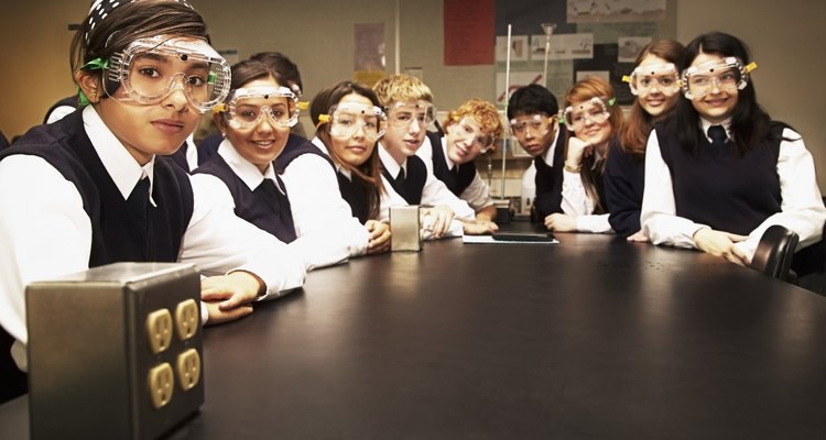 Estudiantes en un laboratorio de ciencias.